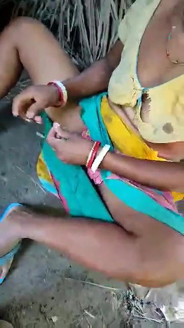 Desi Bhabhi  shaving Her Pussy
