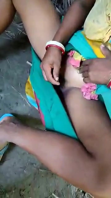 Desi Bhabhi  shaving Her Pussy