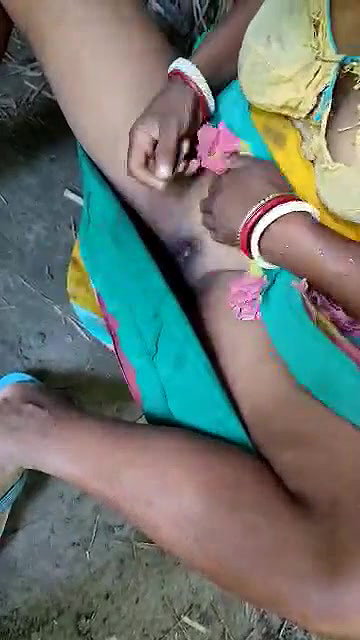 Desi Bhabhi  shaving Her Pussy
