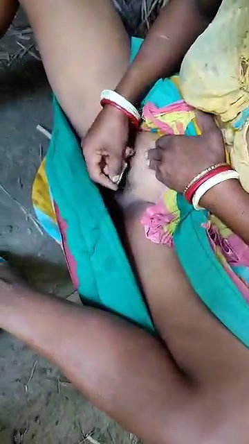 Desi Bhabhi  shaving Her Pussy