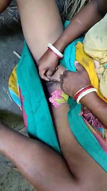 Desi Bhabhi  shaving Her Pussy