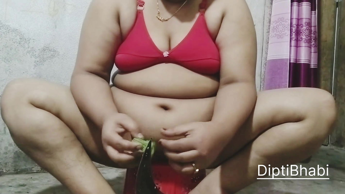 Indian Hot Desi Dipti Bhabi sex Body show, Lovely mom figure BBW fat