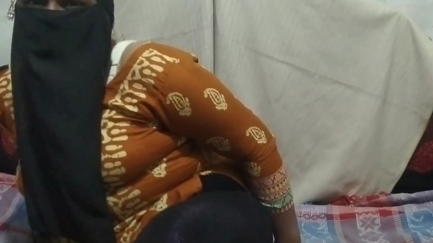 Husband is not at home so I tried to enjoy the pleasure alone I am very hot, you will understand by watching the video