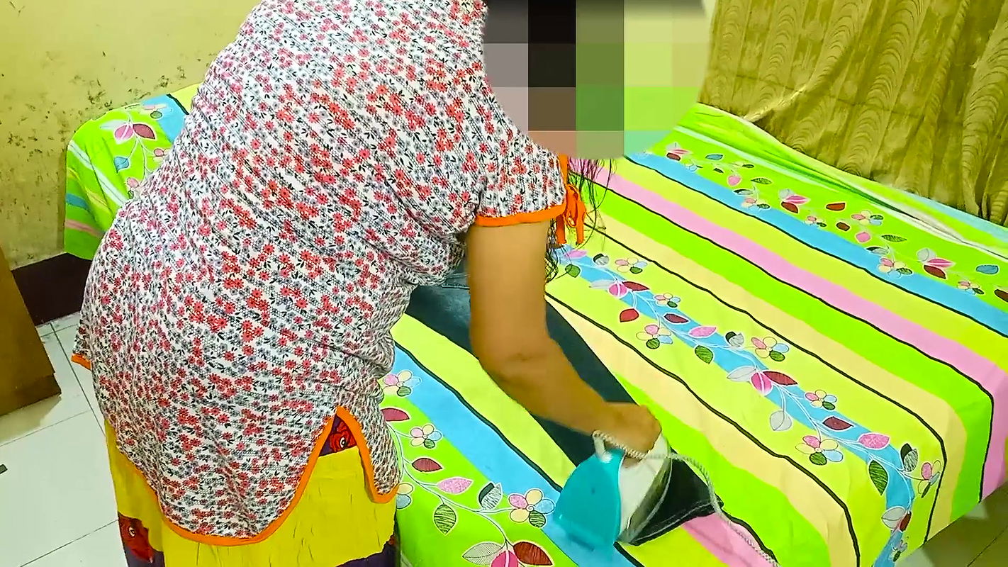 HOT DESi INDIAN STEPSISTER IRONING CLOTH! HARD SEX Big ASS