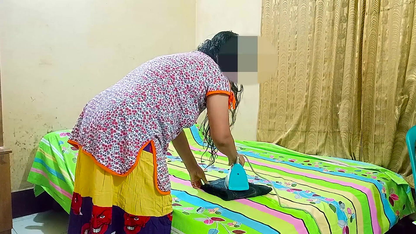 HOT DESi INDIAN STEPSISTER IRONING CLOTH! HARD SEX Big ASS