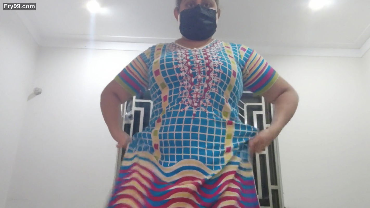 Desi girl trying cucumber into her right pussy