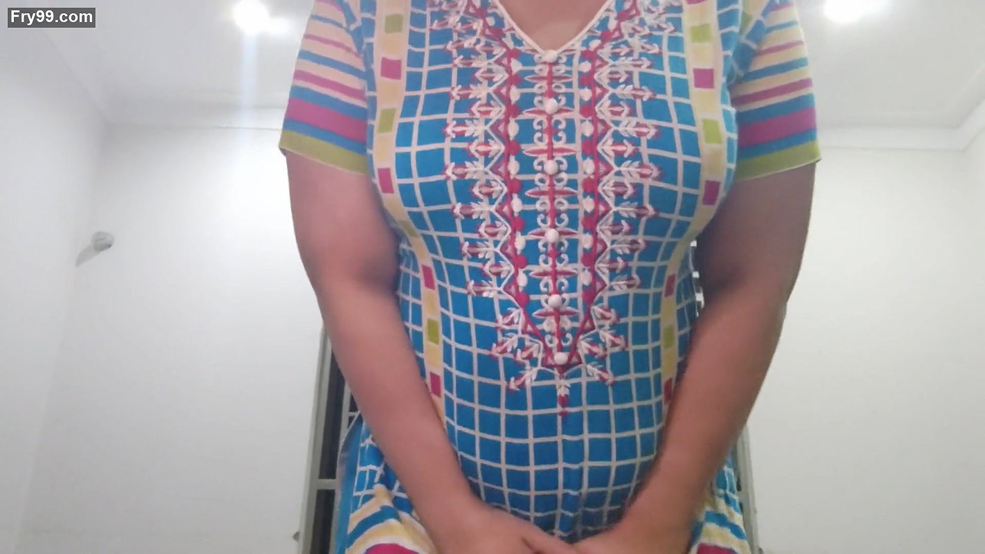 Desi girl trying cucumber into her right pussy