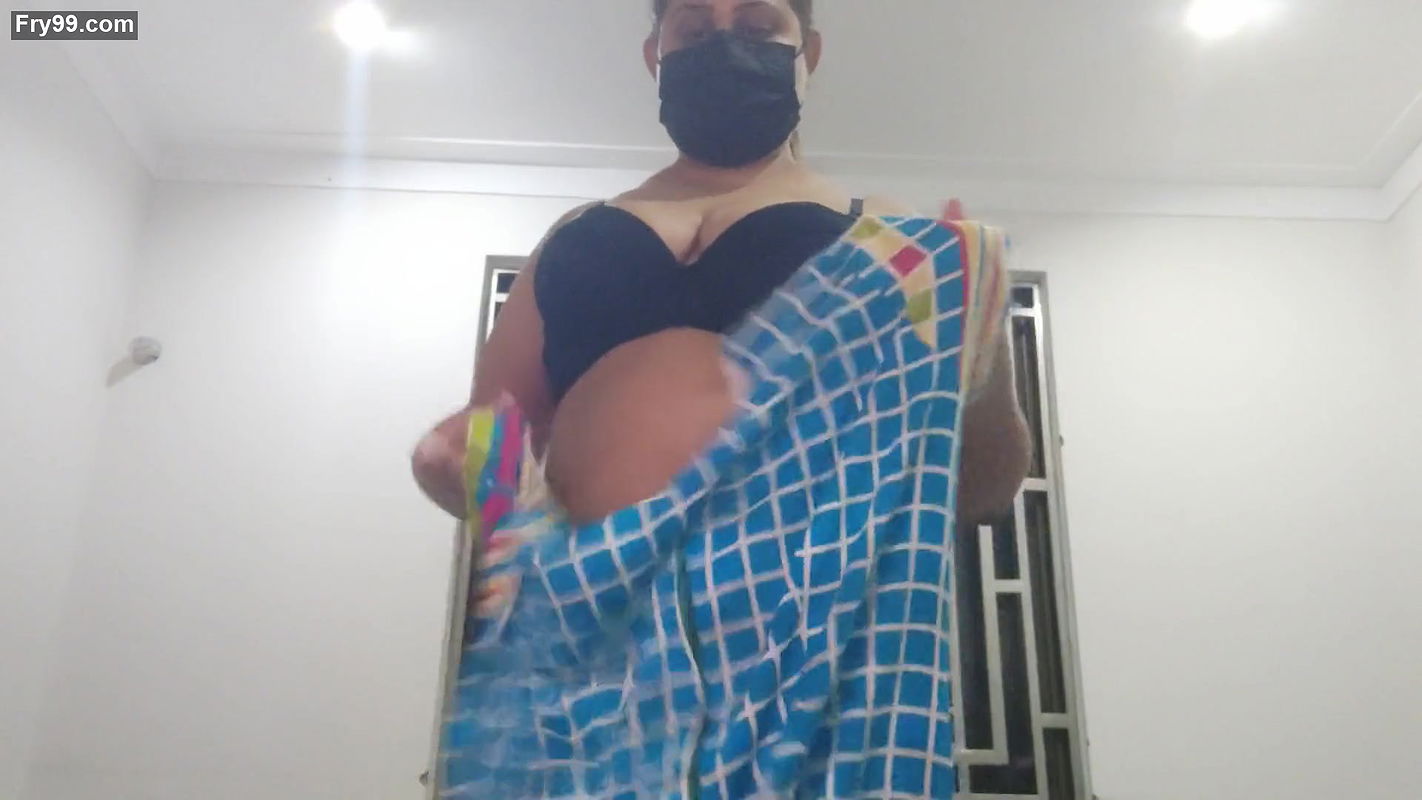 Desi girl trying cucumber into her right pussy