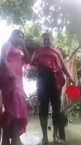 Bangla Village Mom And Daughter Bathing
