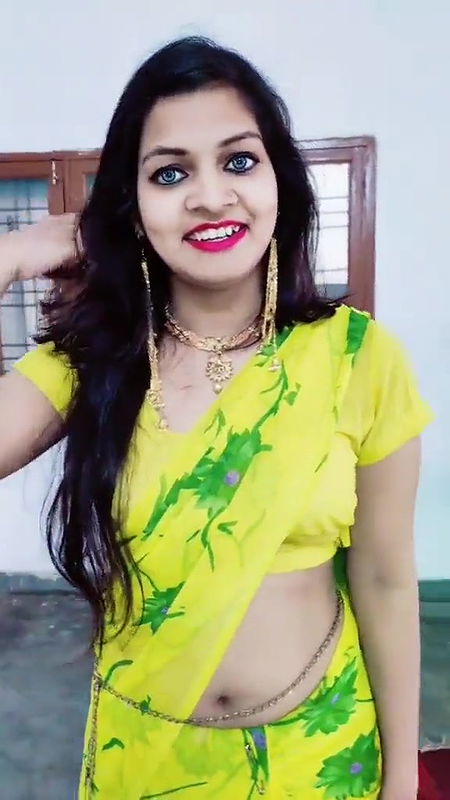 hot marathi gilr sexy navel in yellow saree and belly chain
