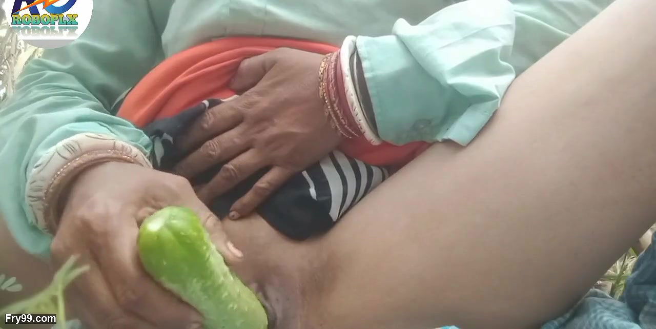 Desi village ki bhabhi saree show finger and jangal