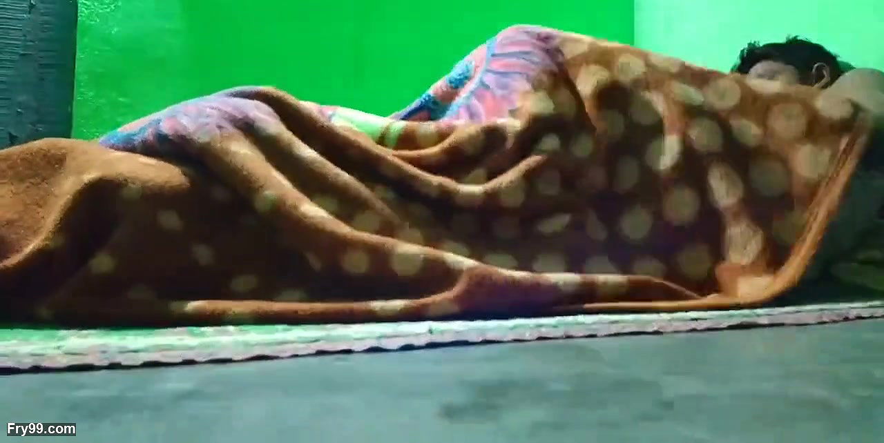 Dehati Guy Wali Mousi Ji Ko Raat Me Akela Ghar Me Choda