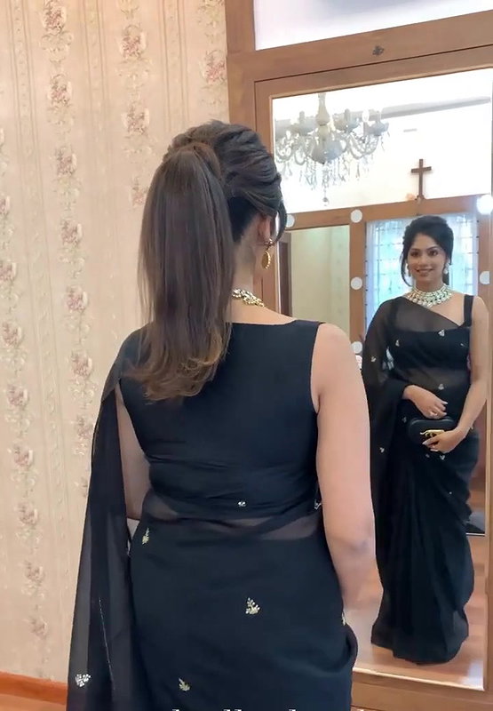 Insta Milf Roshni Vineeth Hot Transparent Cleavage