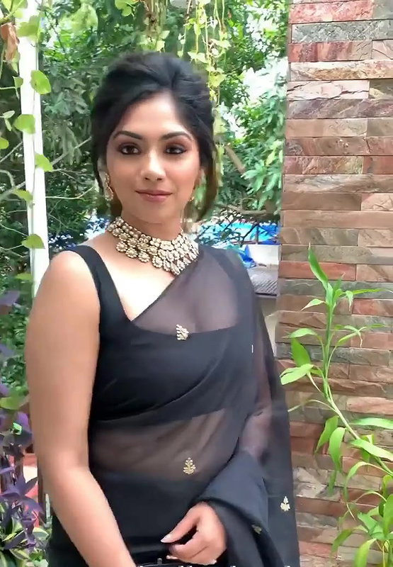 Insta Milf Roshni Vineeth Hot Transparent Cleavage