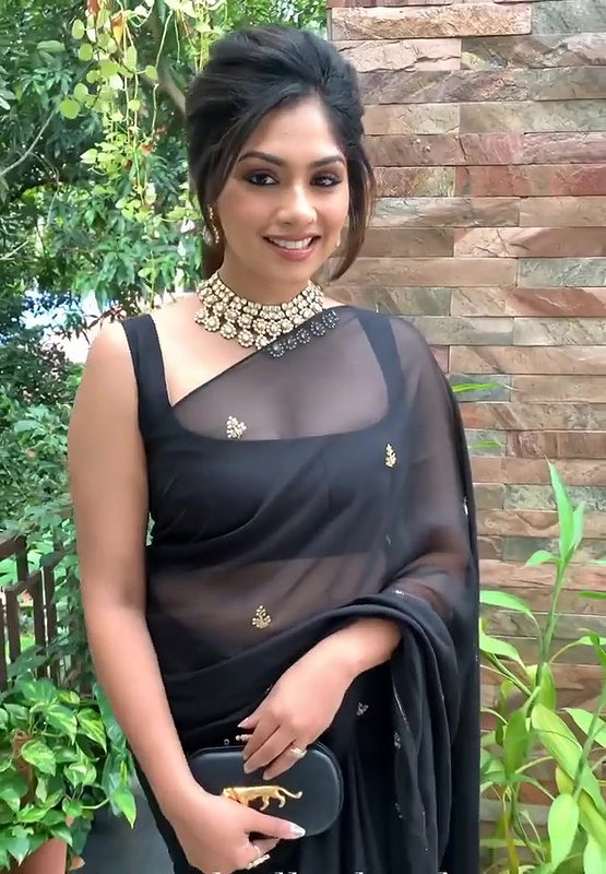 Insta Milf Roshni Vineeth Hot Transparent Cleavage