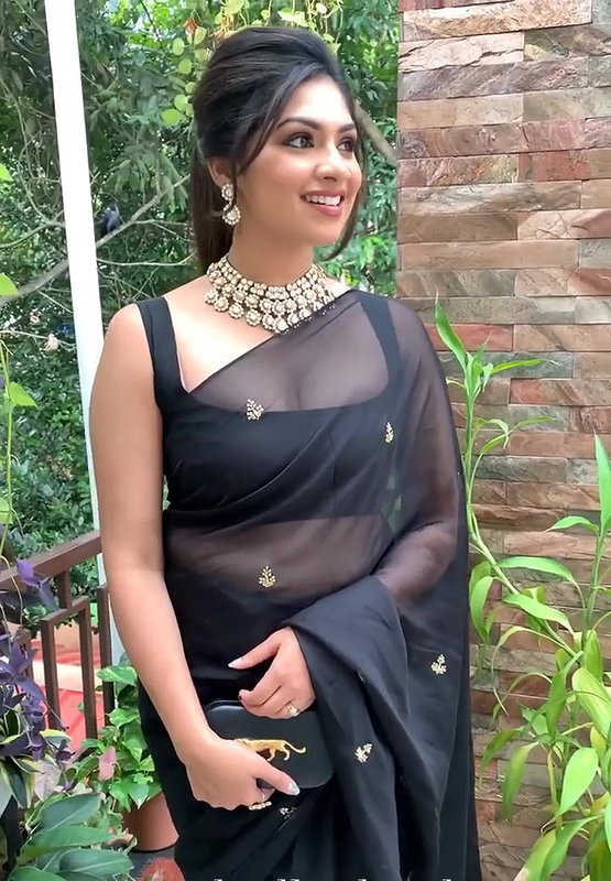 Insta Milf Roshni Vineeth Hot Transparent Cleavage