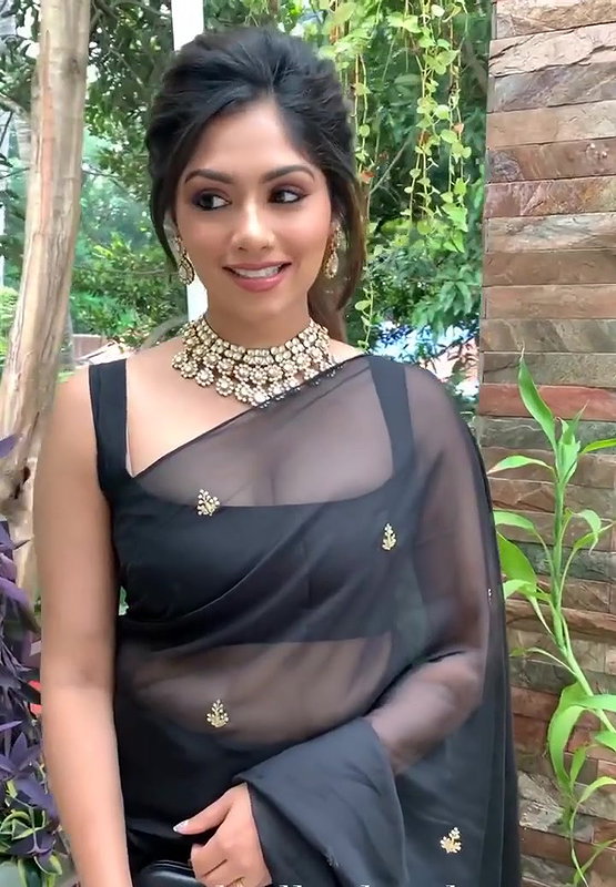 Insta Milf Roshni Vineeth Hot Transparent Cleavage