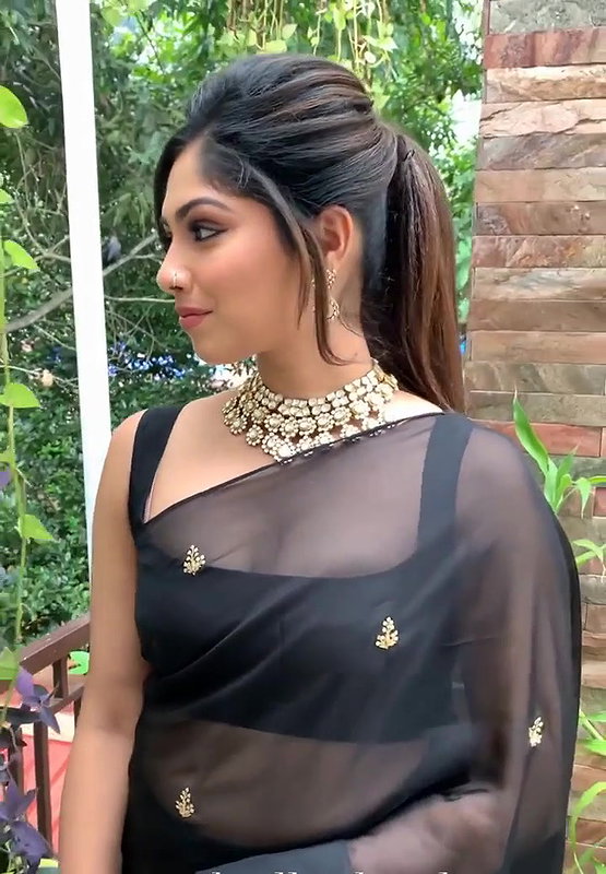 Insta Milf Roshni Vineeth Hot Transparent Cleavage