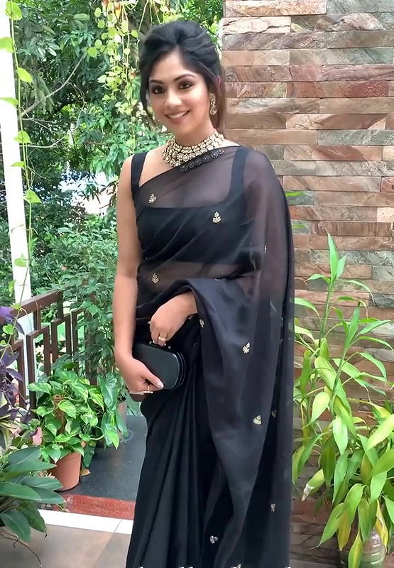 Insta Milf Roshni Vineeth Hot Transparent Cleavage