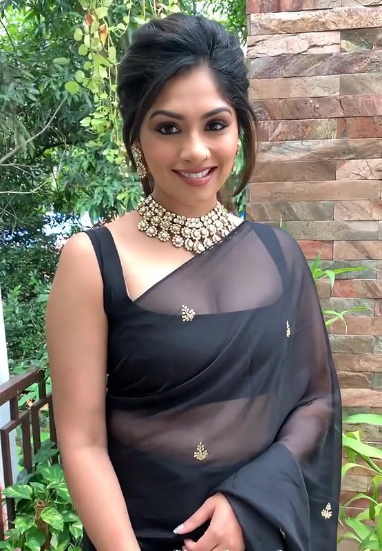 Insta Milf Roshni Vineeth Hot Transparent Cleavage