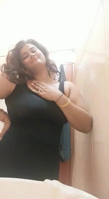 Hot Desi Girl Showing Her Big Boobs