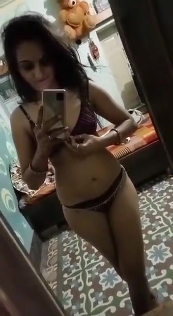 Sexy Bhabhi Shows her Boobs