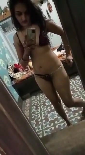 Sexy Bhabhi Shows her Boobs