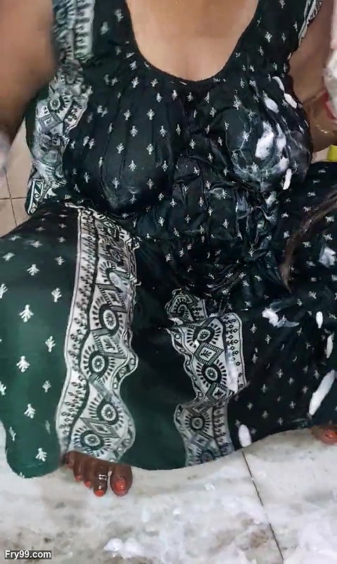 Indian hot widowd mom sexy bath