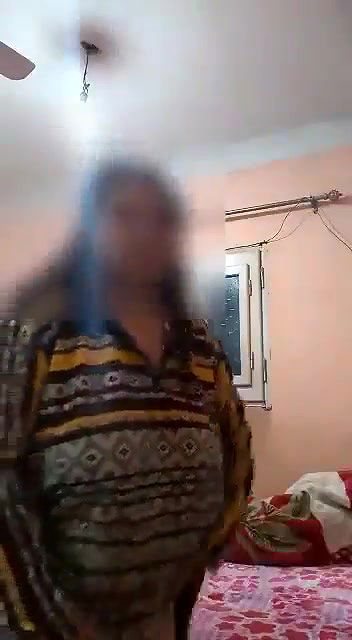 Chubby paki bhabi masturbating