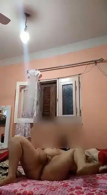 Chubby paki bhabi masturbating