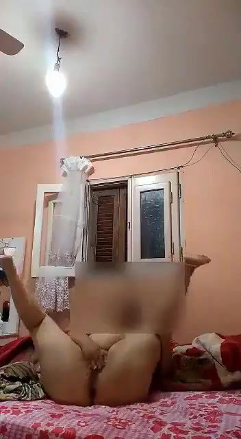 Chubby paki bhabi masturbating