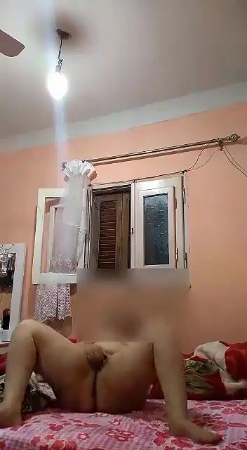 Chubby paki bhabi masturbating