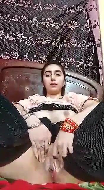 Paki babe rubbing