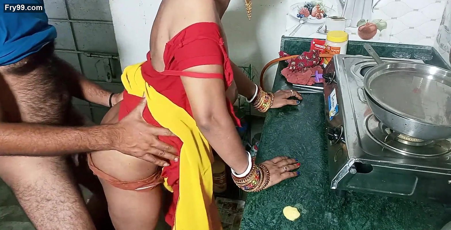 21 साल की फूल जैसी नाजूक कामवाली लड़की को मालिक ने किचन मे लेके अच्छे से चोदा ! साफ हिंदी आवाज में