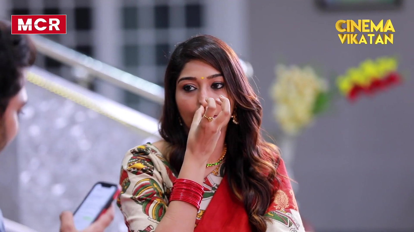 Tamil Serial MILF Neelima Rani Super Hot Milky Navel Show in Saree