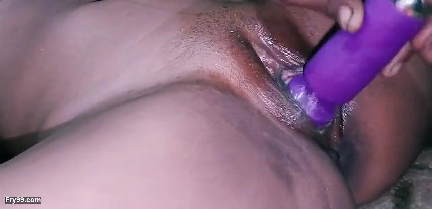 Desi village ka bhabhi ki chut mein garam hi
