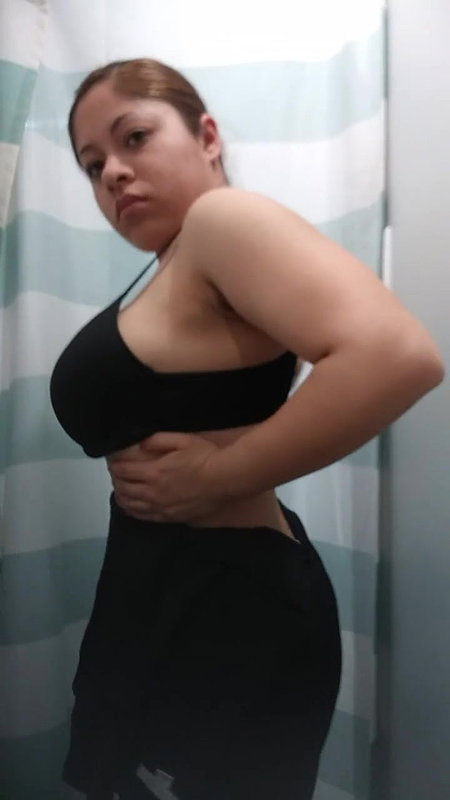 Plump MILF with huge boobs caught in Bra Panty in trial room