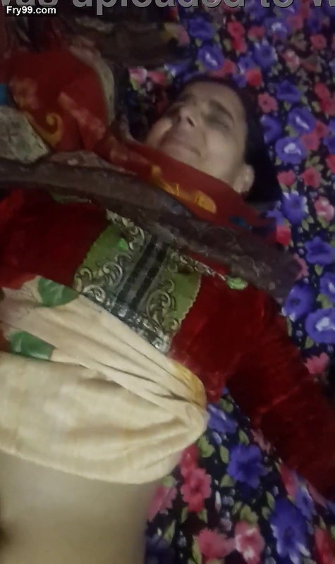 Desi village cute bhabi wnjoy with toy-12