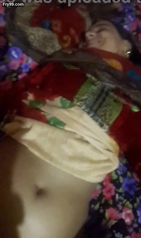 Desi village cute bhabi wnjoy with toy-12