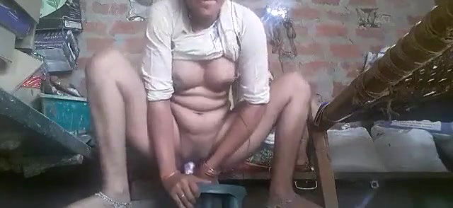 Desi village bhabi fing her pussy