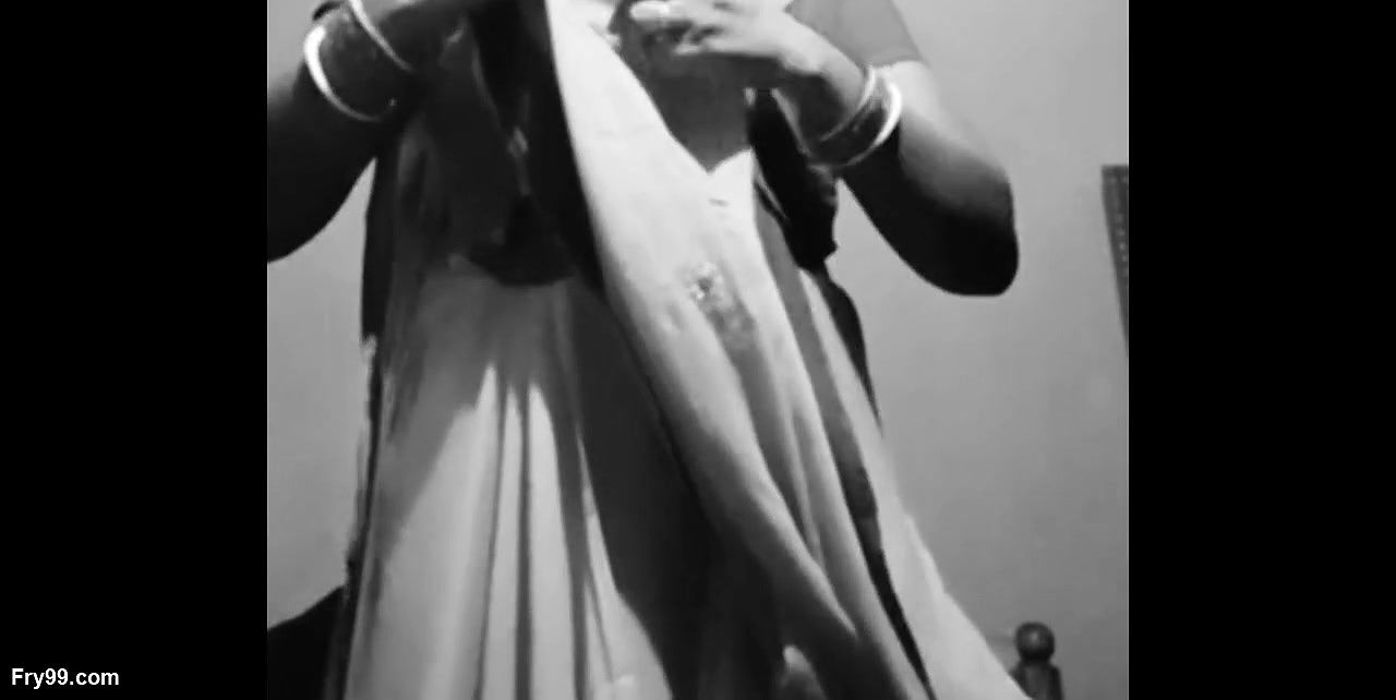 Village bhabhi sarees flash on camera