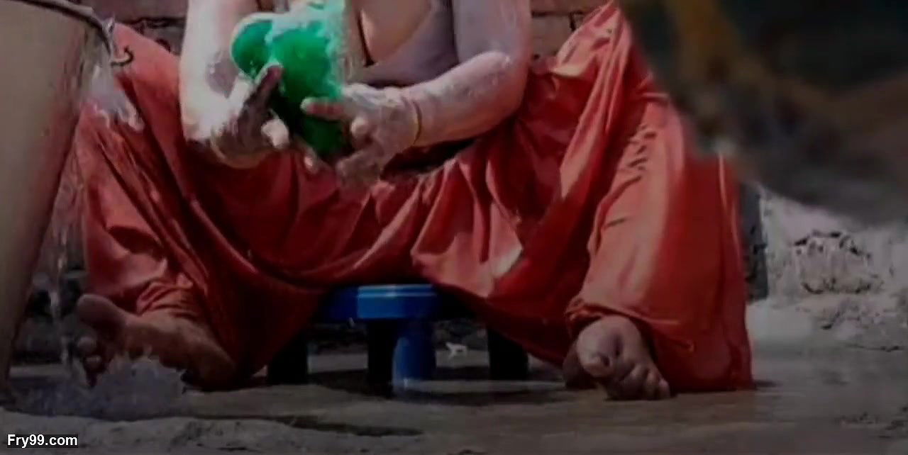 Desi hot sexy bhabhi’s bathing MMS video leaked