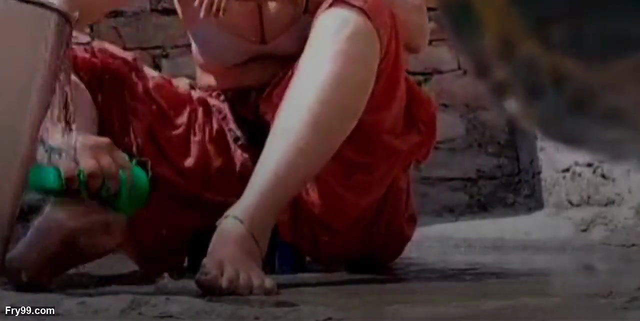 Desi hot sexy bhabhi’s bathing MMS video leaked