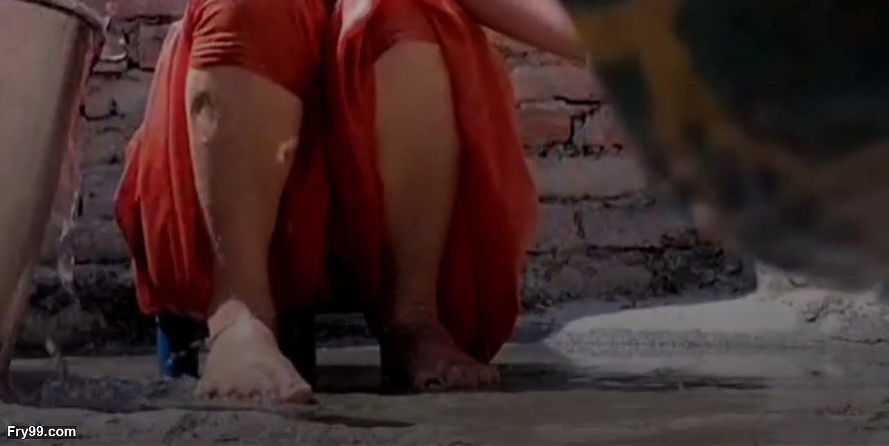 Desi hot sexy bhabhi’s bathing MMS video leaked