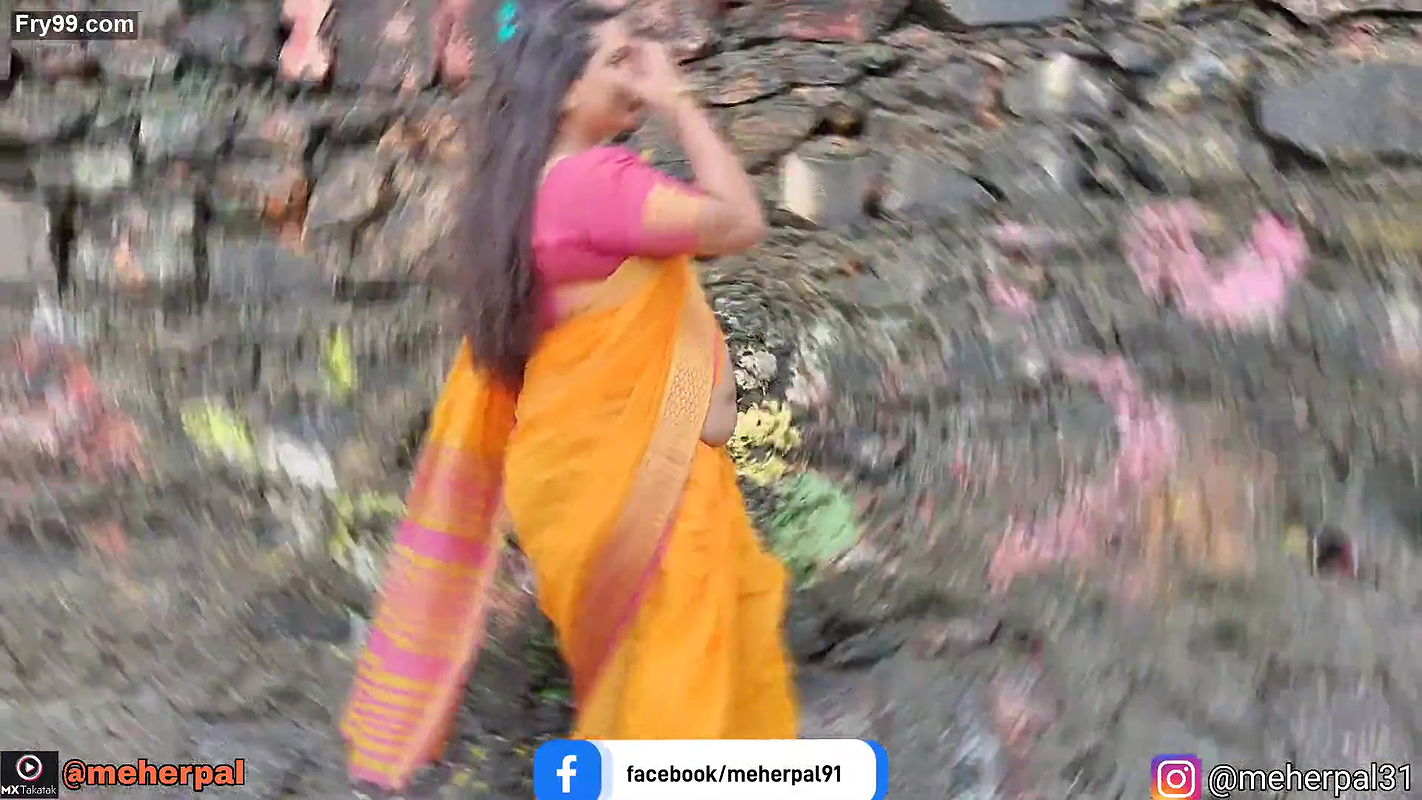 Extreme Busty Aunty Meher Pal Hottest Navel Belly Shakes In Public Beach