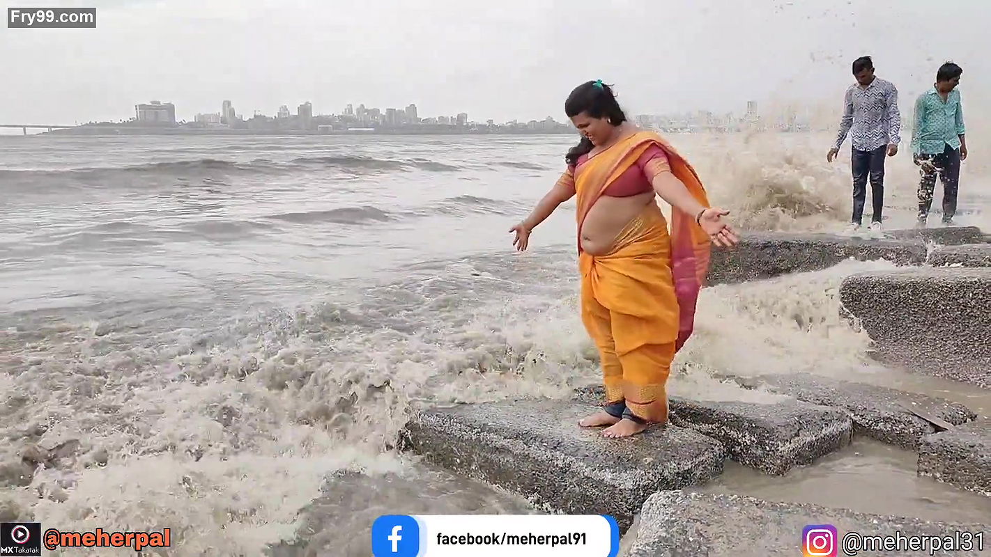 Extreme Busty Aunty Meher Pal Hottest Navel Belly Shakes In Public Beach