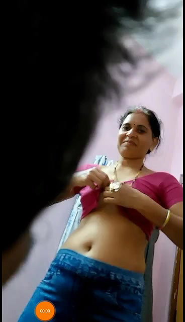 Desi Bhabhi Shows her Boobs