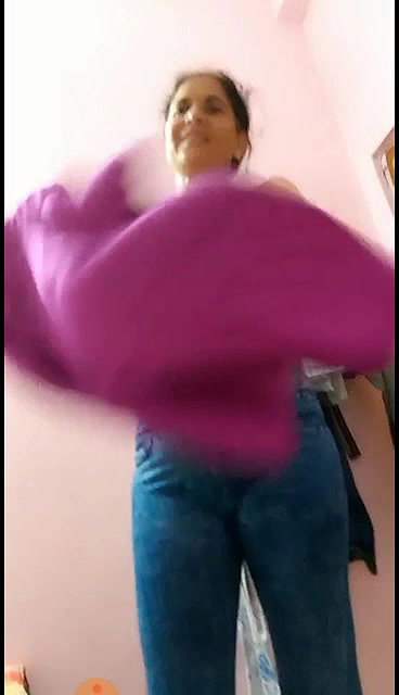 Desi Bhabhi Shows her Boobs