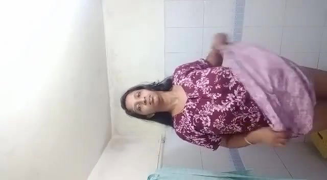 Mature bhabhi making video from bathroom