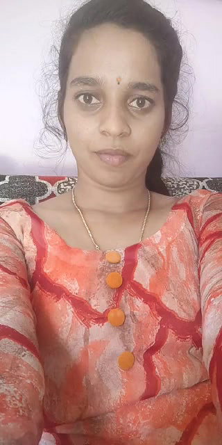 Desi Girl Shows her Boobs